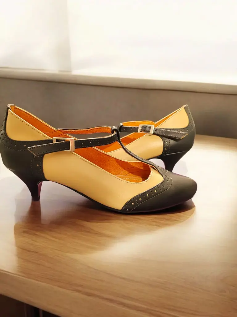 Tacones Stilettos Rossi piel negra y beige, tacón aguja 5 cms. (D)