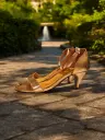 Tacones Aimee cuerina dorada tacón aguja 5 cms (D)