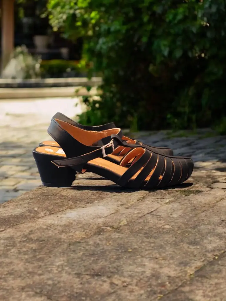 Tacones Génesis semipiel negra tacón 4 cms. (D)