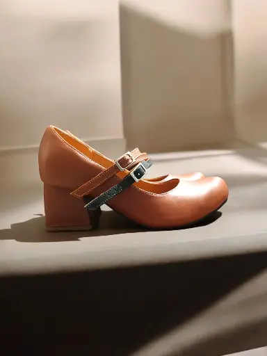 [ZAPADC-P-01] Tacones Zapatilla Doble cincho al empeine,  piel tabaco colombiana, tacón campana 6 cms (D)