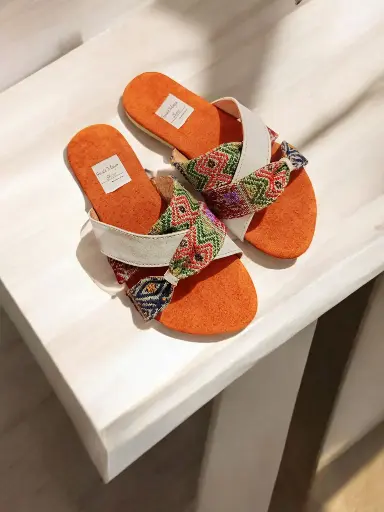 [EULAFC-03]  Sandalias Eulalia semipiel blanca y típico seda beige (D)